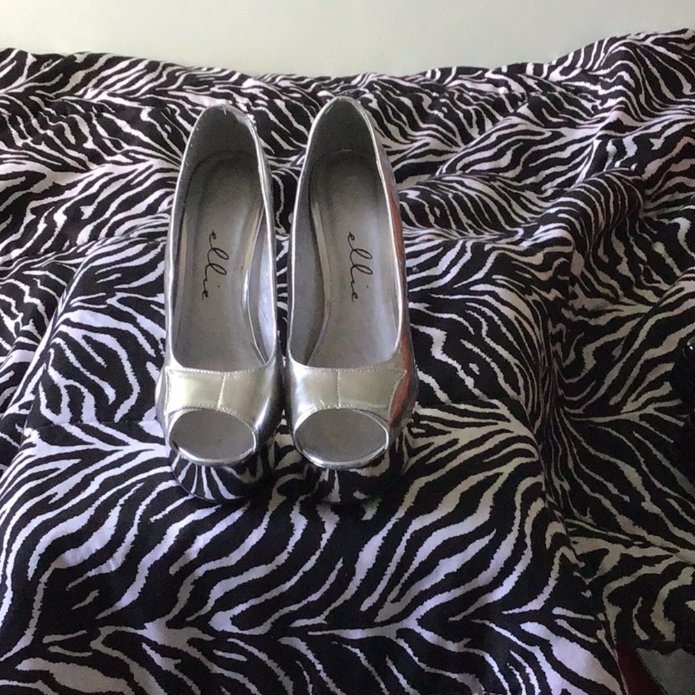 💰💰Ellie Shine Platform Heels💰💰